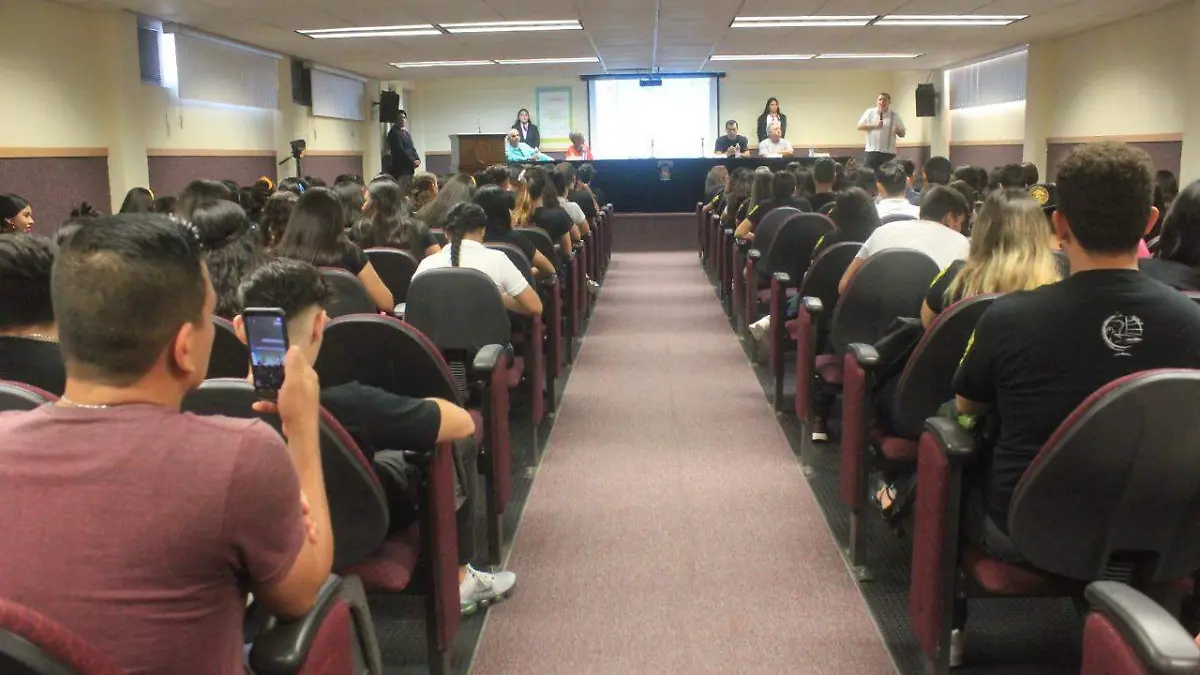 Alumnos de la Facultad de Turismo UAS