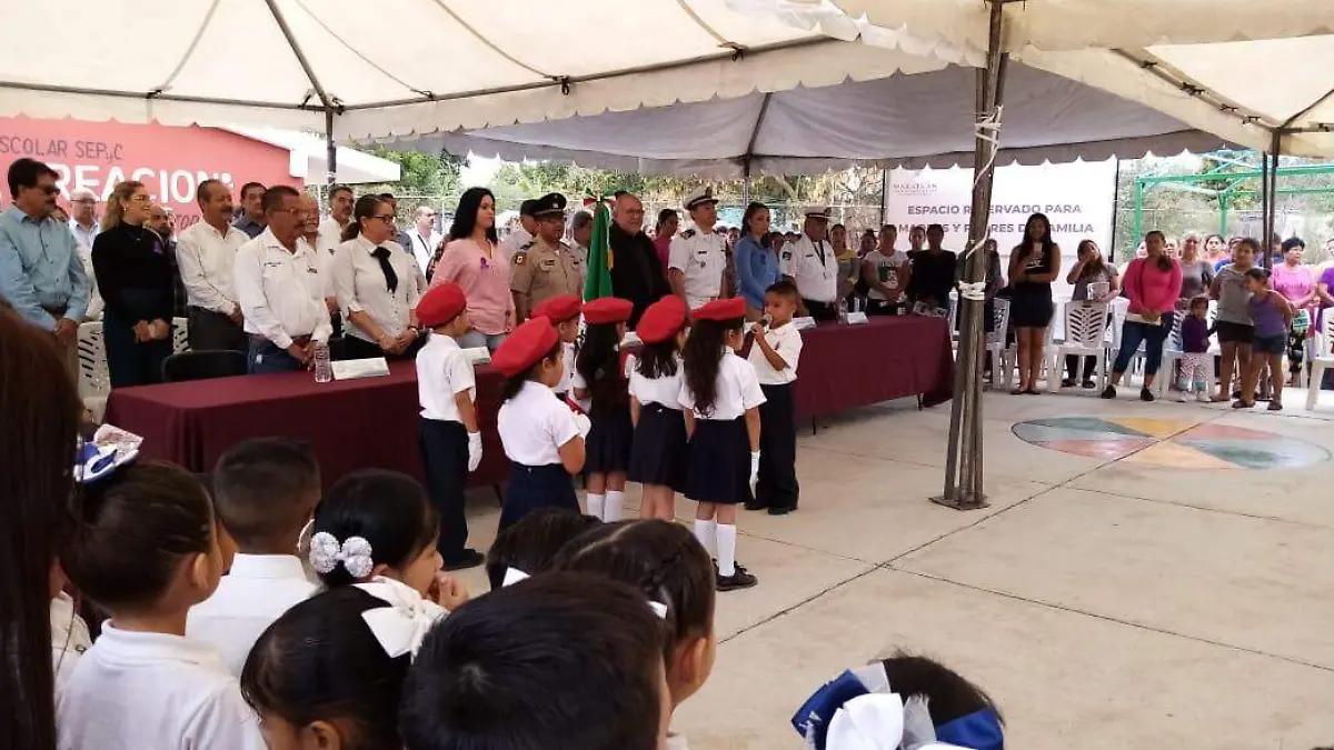 Alcalde Con niños 3