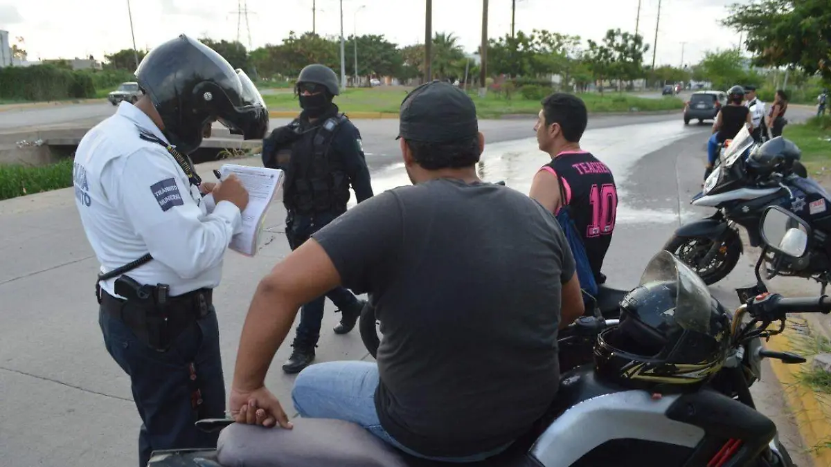 piden-casco-en-motociclistas