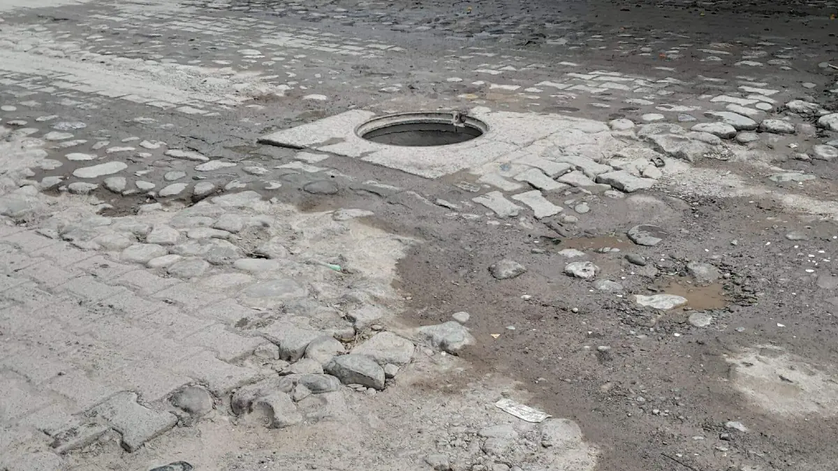 Baches inundan las calles de Villa Florida