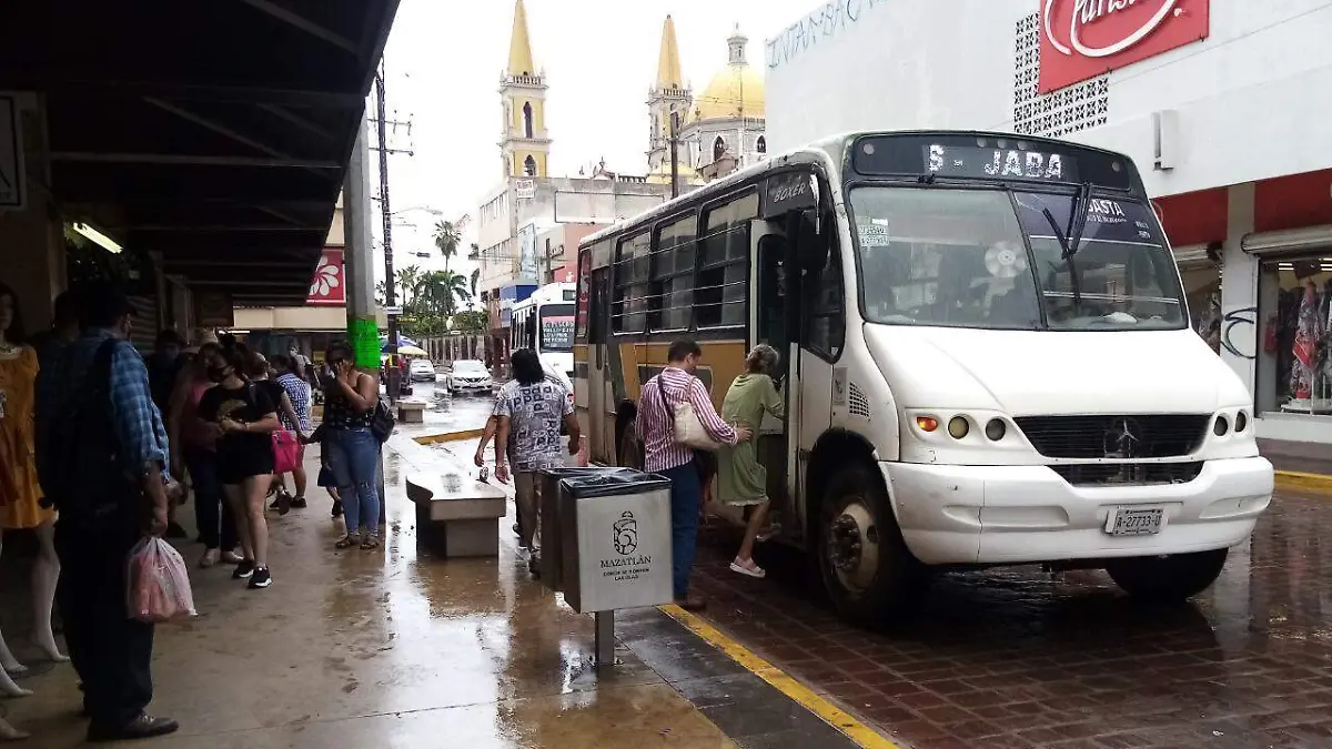 complican-lluvias-operacion-de-camiones-en-mazatlan