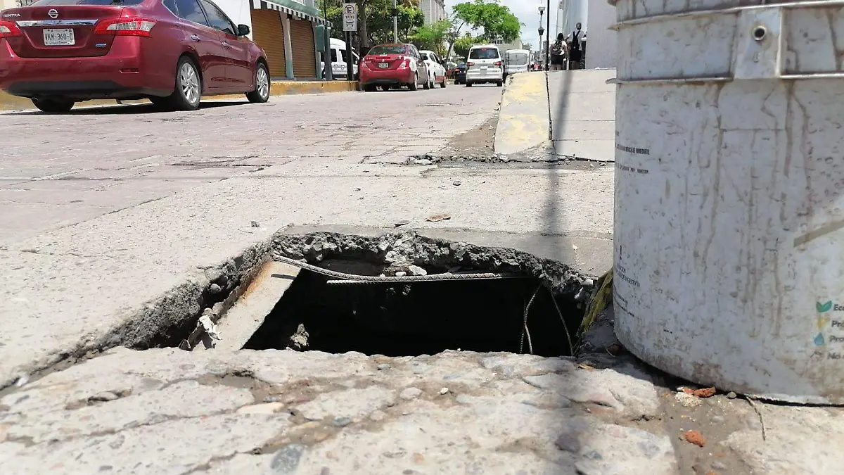 peligro-pozo-en-calle-mazatlan