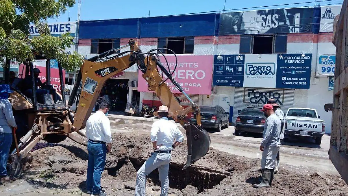 Fuga de agua deja sin servicio