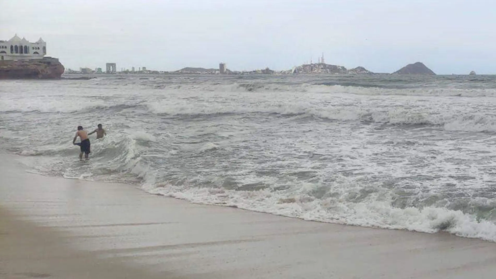 fuerte-oleaje-playa-mzt