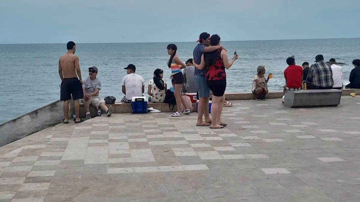 pese-a-lluvias-turistas-disfrutan-de-mazatlan