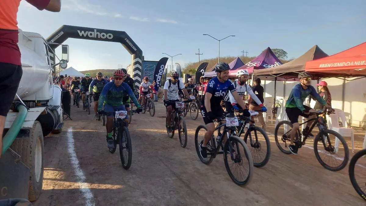 300-ciclistas-particiaron-en-la-carrer