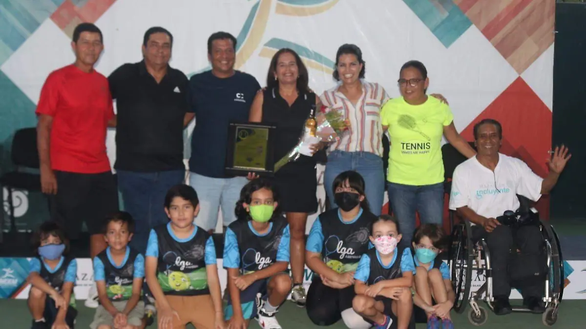 olga-arevalo-recibio-un-emotivo-homenaje-en-la-inauguracion-de-tenis-bajo-techo