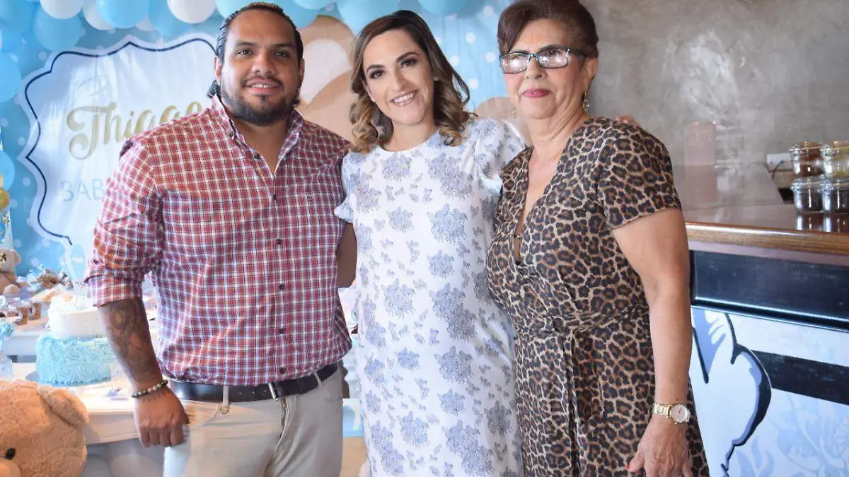 Eduardo Vega y su tía, acompañan a Elena en esta etapa