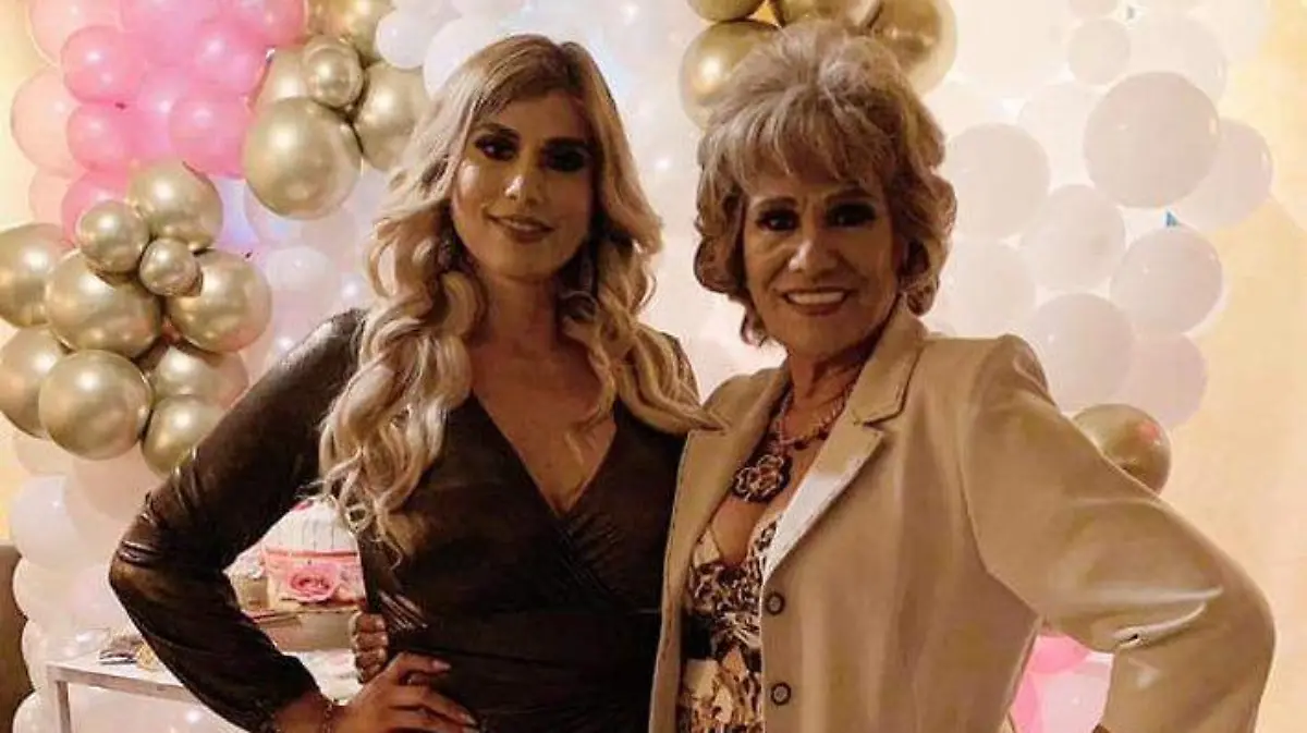 Bertha en compañía de su mami, Josefina García