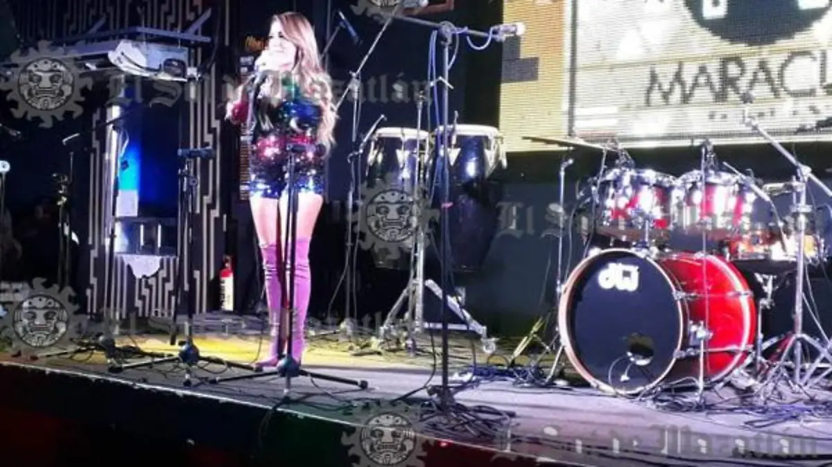 Ary Zendler, al momento de intentar cantar en el escenario, tras el inconveniente con su pista.