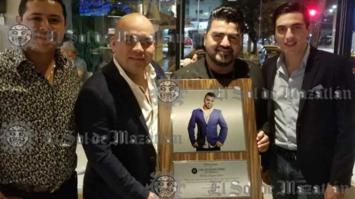 Ernesto Osuna, Oswaldo Flores y Raúl Hernández junto a “El Mimoso” con su Reconocimiento.