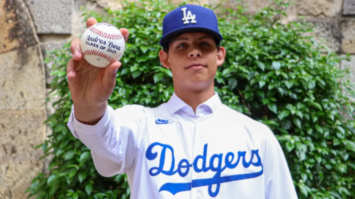 Andres-Luna-Roman-firmo-con-los-Dodgers-de-Los-Angeles.-Foto_-770x450