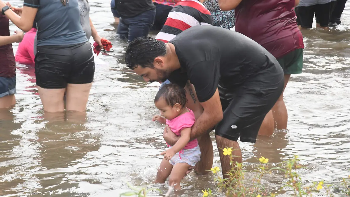 rio-gente-bañandose