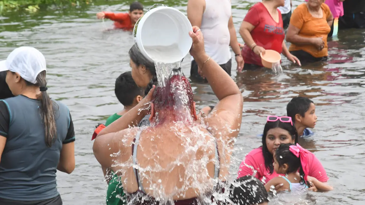 rio-gente-bañandose