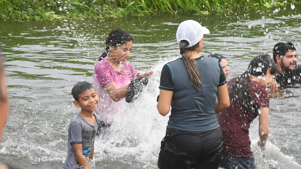 rio-gente-bañandose