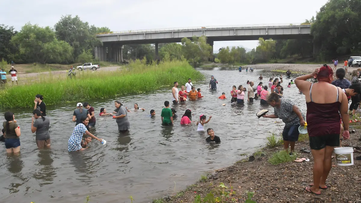rio-gente-bañandose