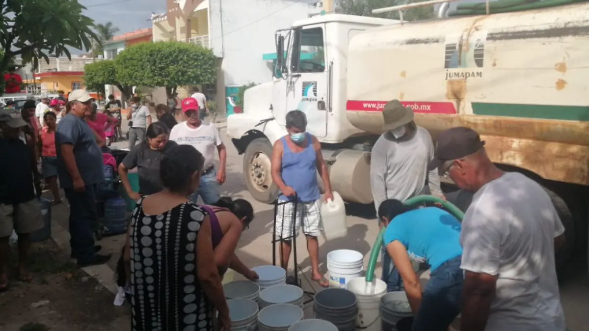 llenan-cubetas-con-agua-de-pipa-del-jumapam