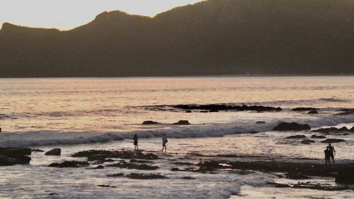Playa-gente-turista-atardecer