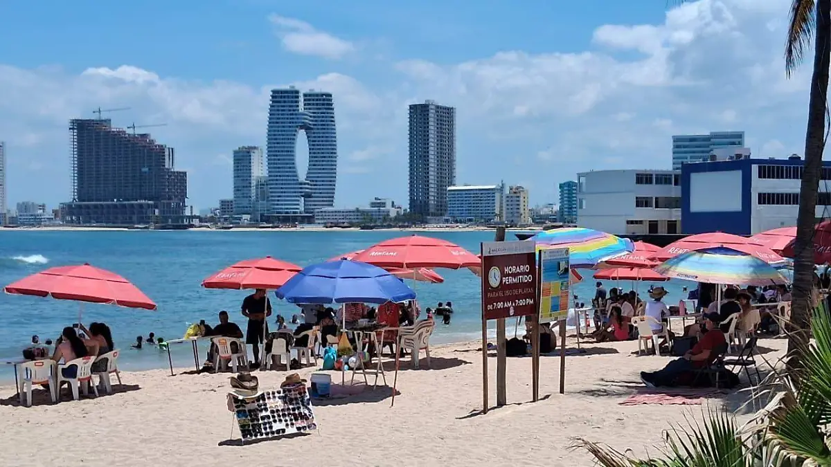 Bañistas en las playas de mazatlán