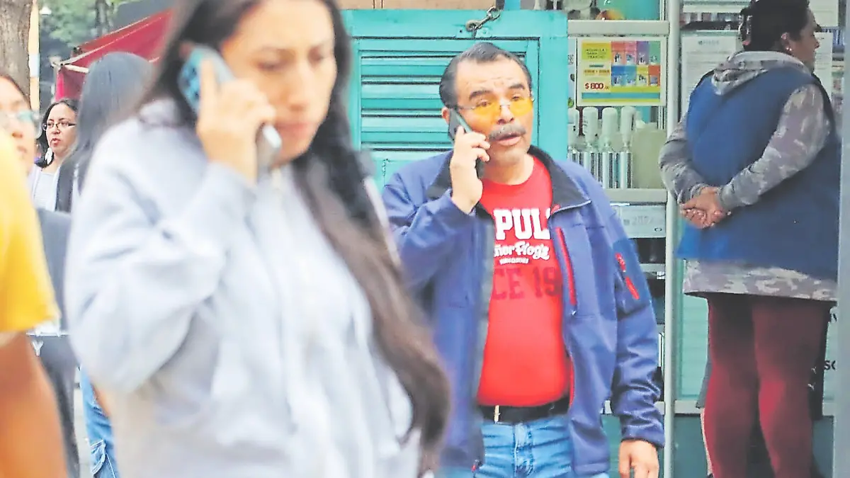 gente hablando por celular en la calle_foto romina