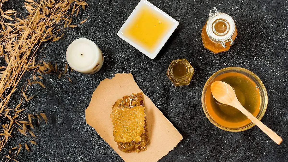 top-view-honey-containers-with-honeycomb (1)