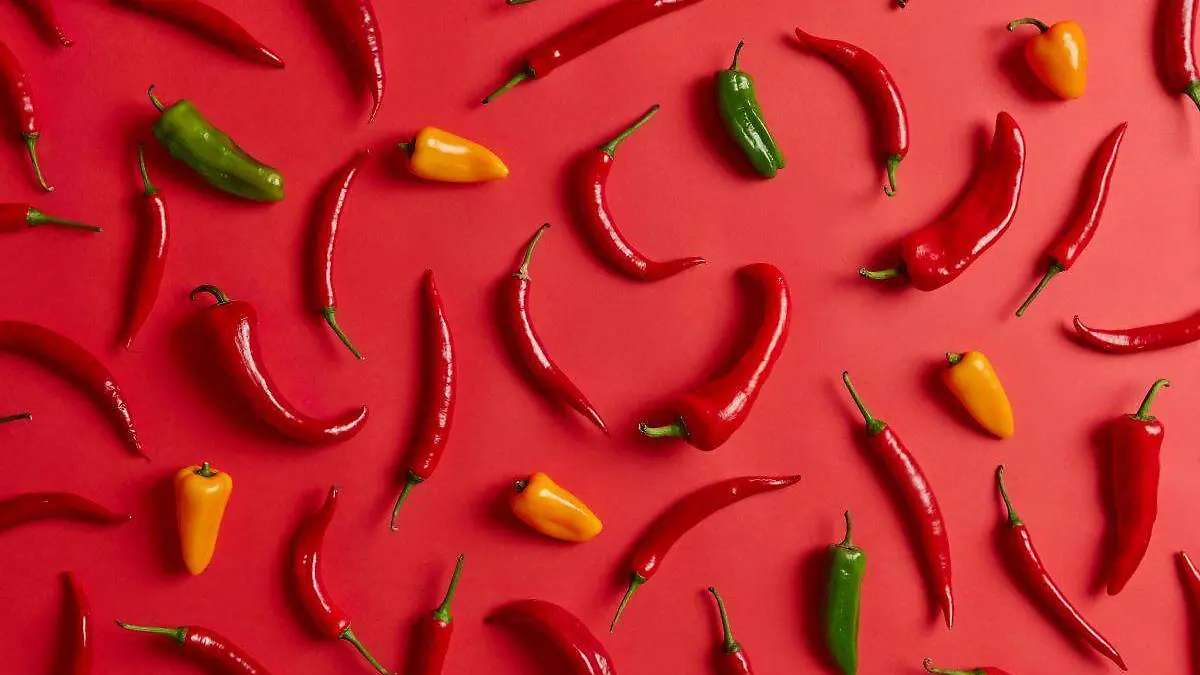 chiles-colores-sobre-fondo-rojo-vibrante-concepto-alimentos-organicos-verduras-calientes-frescas-platos-concepto-condimentos-alimentos-vista-arriba-plano-ingrediente-saludable-calor-producto-picante (1) 444