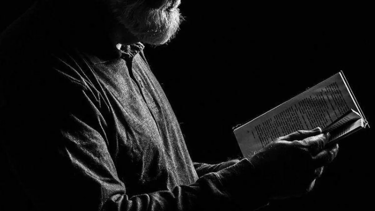 Hombre leyendo libro