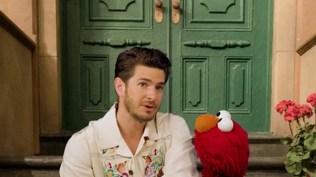 Andrew Garfield y Elmo
