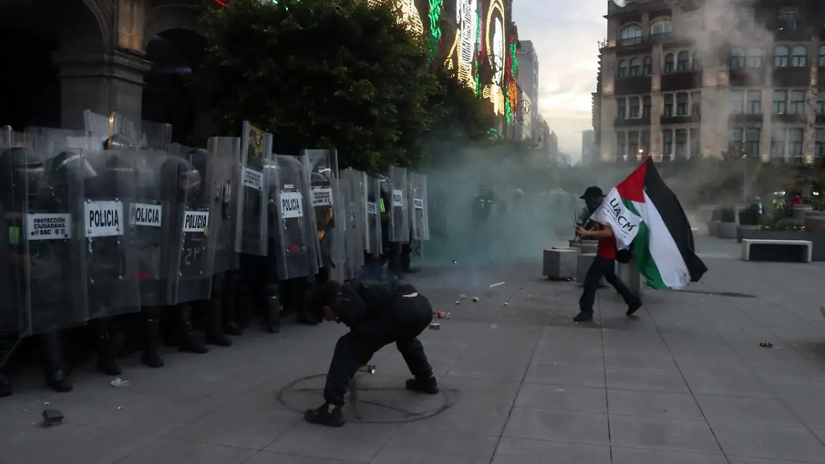 Lanzan petardos contra Palacio de CDMX en marcha del 2 de octubre