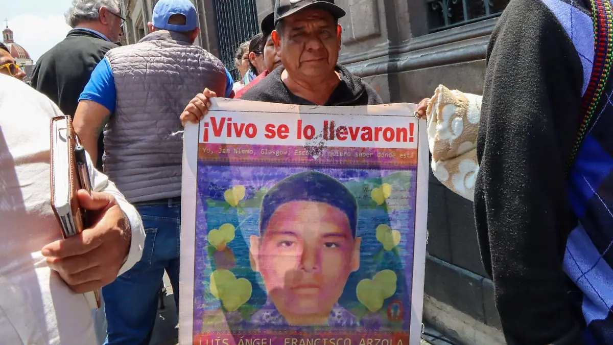 Padres de normalistas Ayotzinapa desaparecidos_reunion AMLO