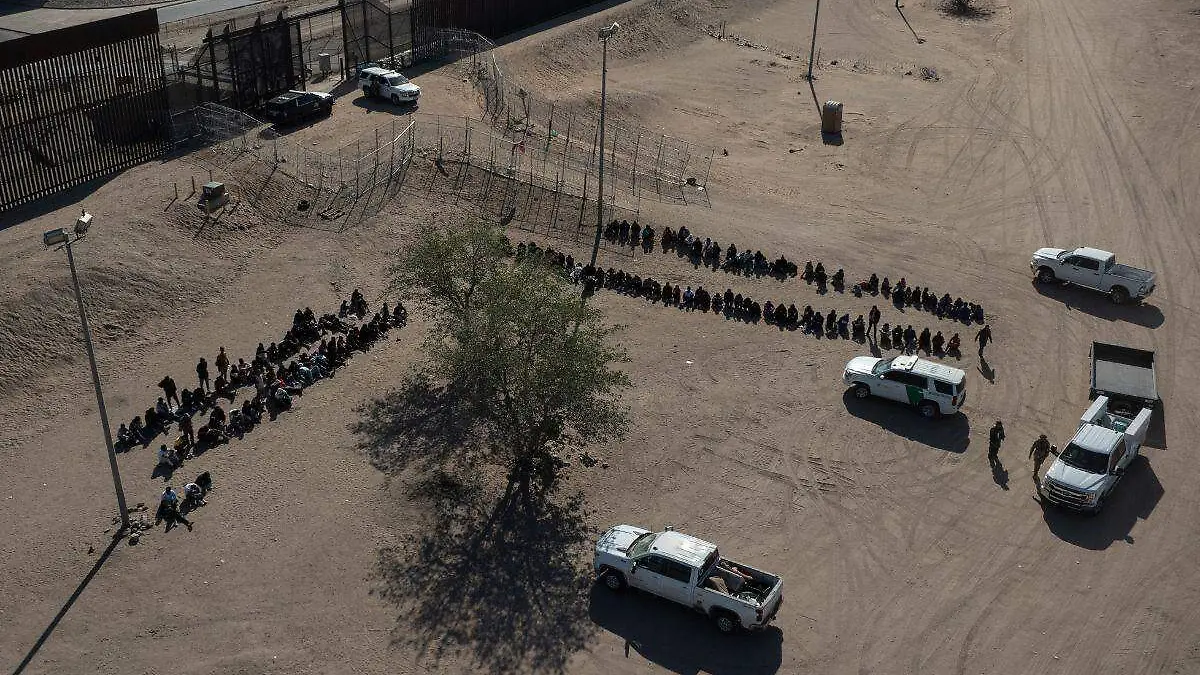 Agentes migratorios de E.U en el paso