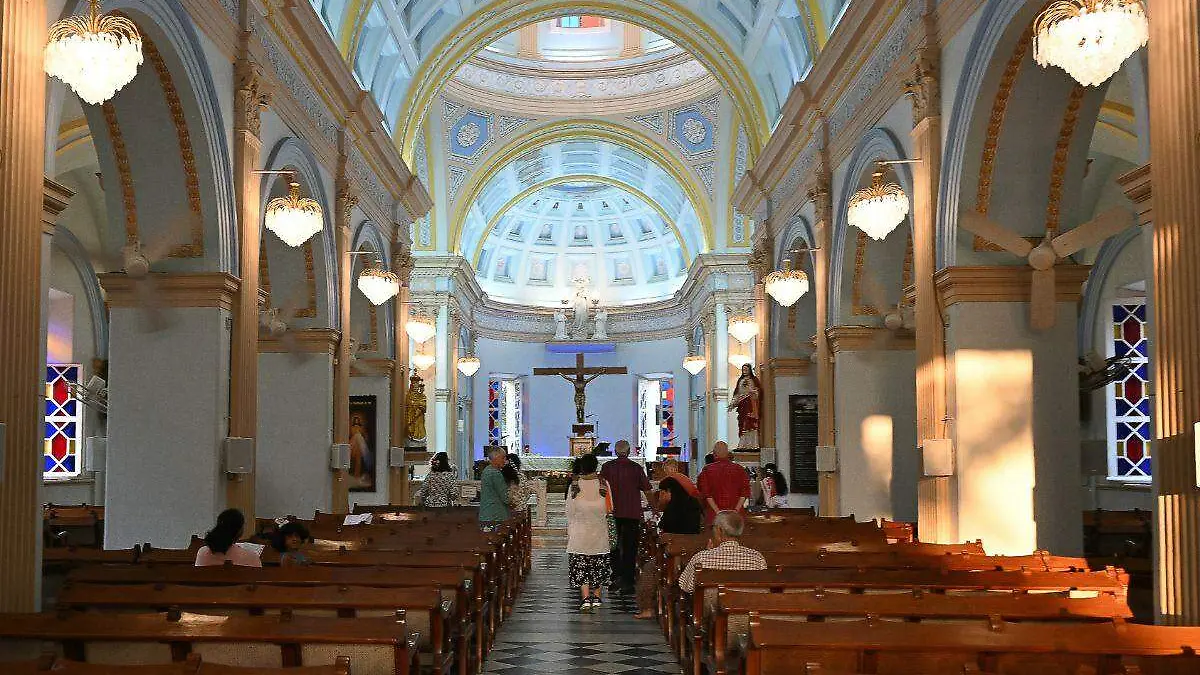 Vaticano-Iglesia-sacerdote