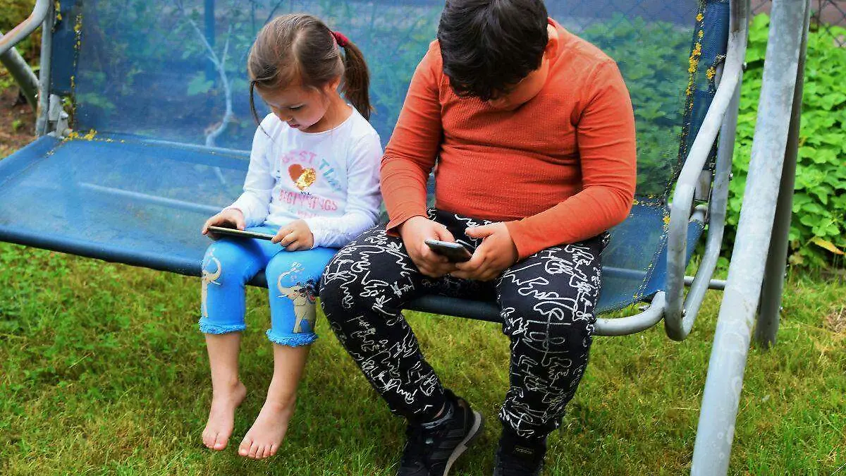 Niños-Uso de celulares-Internet