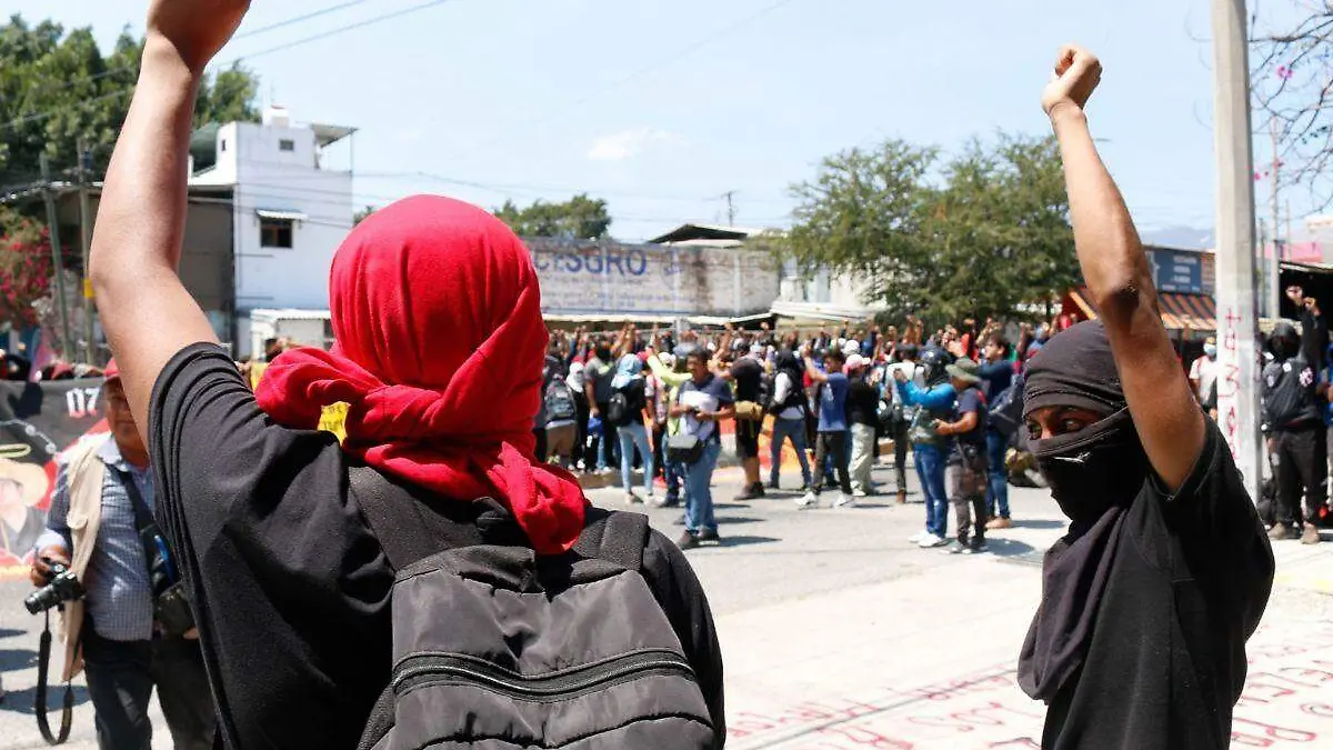 Protesta de Normalistas Ayotzinapa en Congreso Guerrero