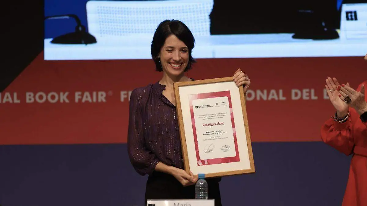 La colombiana María Ospina recibe el Premio Sor Juana Inés de la Cruz