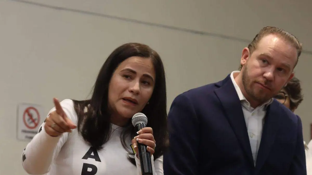 Karen Quiroga, candidata opositora en Iztapalapa, con Santiago Taboada