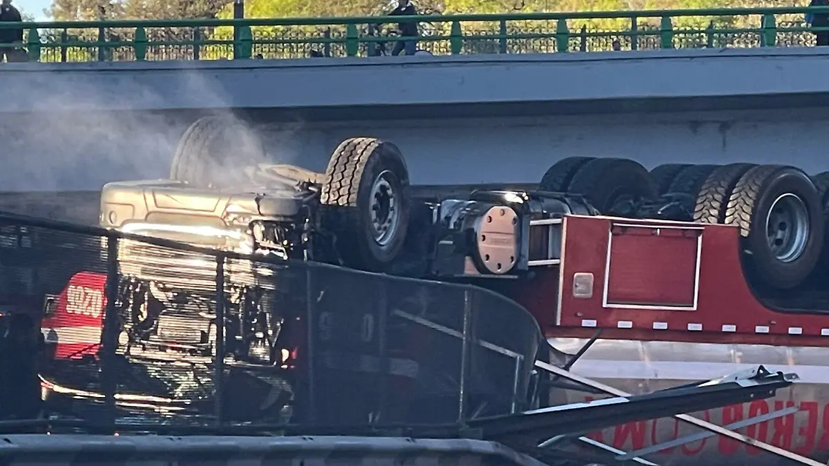 Vuelca camión de bomberos en CI