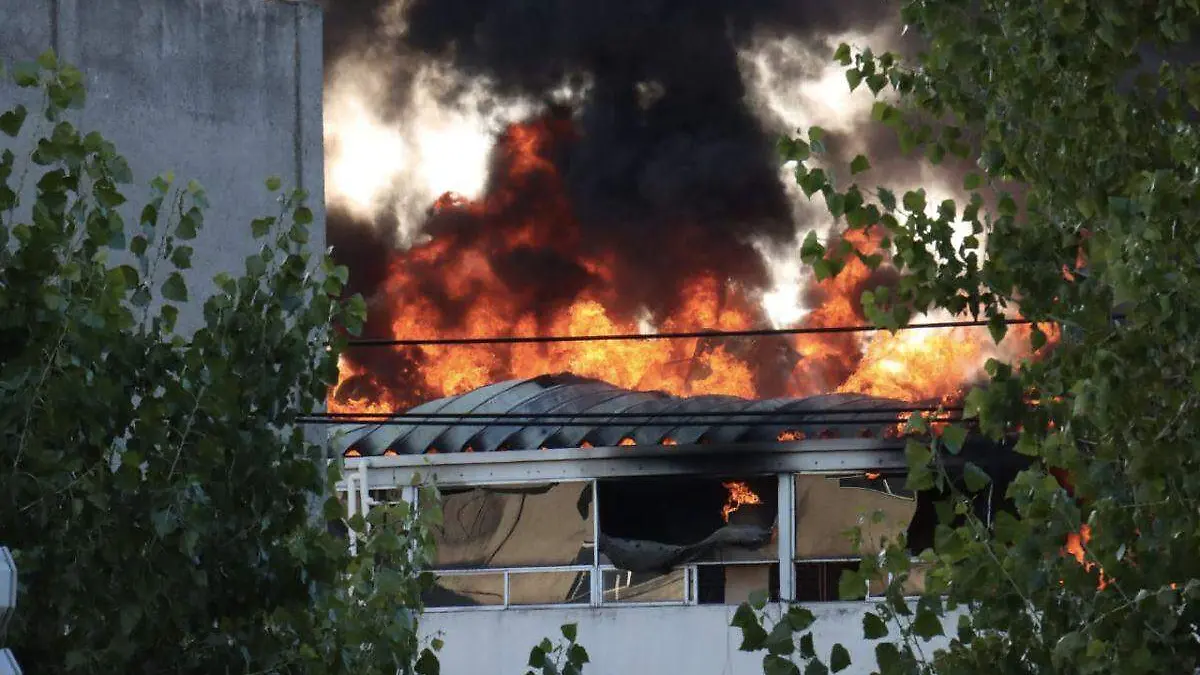 Indencio consume bodega en Tepito (2)