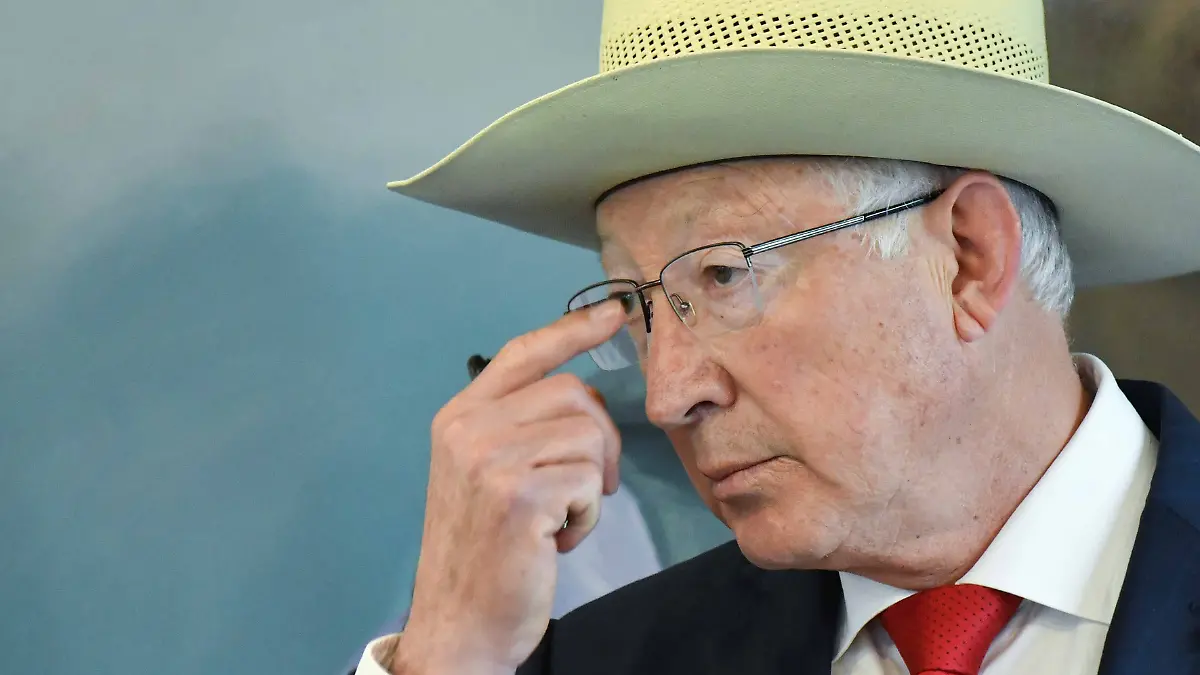 Ken Salazar, niega solicitud de suspender ley con México