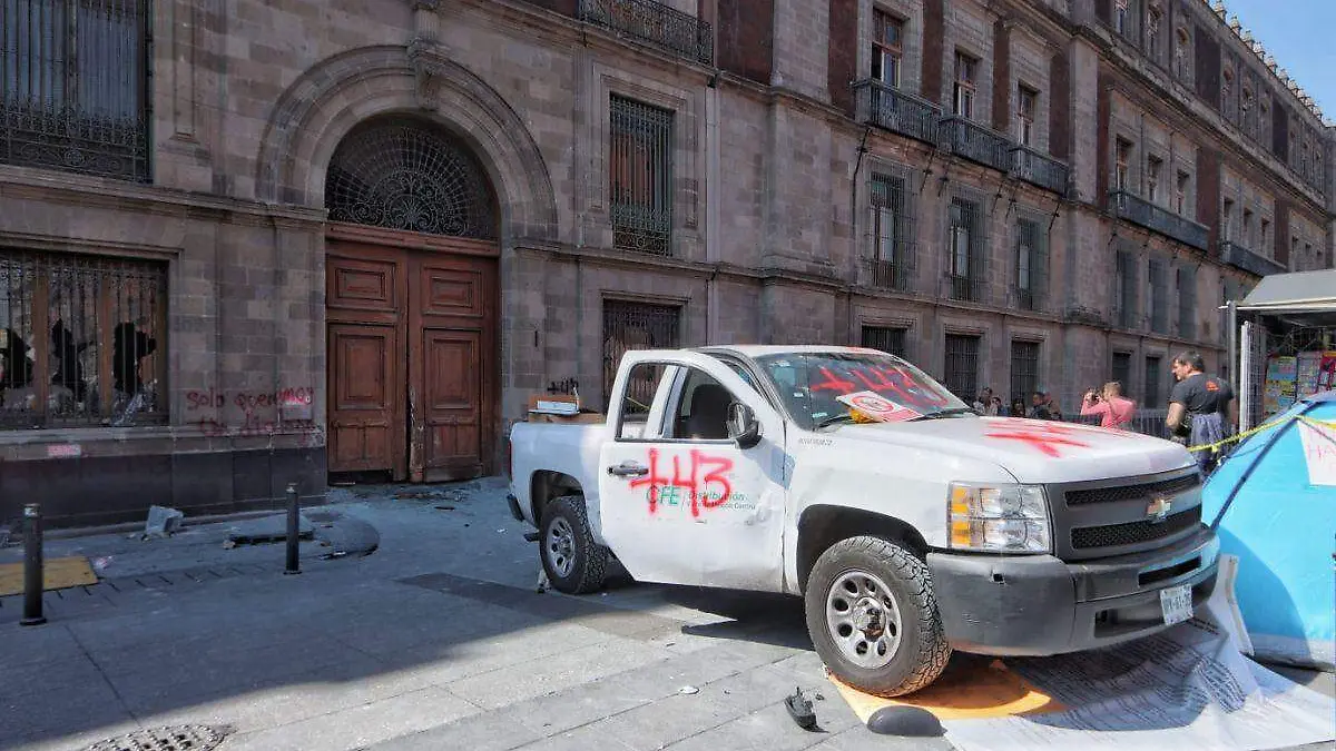 Normalistas Ayotzinapa derrumba puerta Palacio Nacional