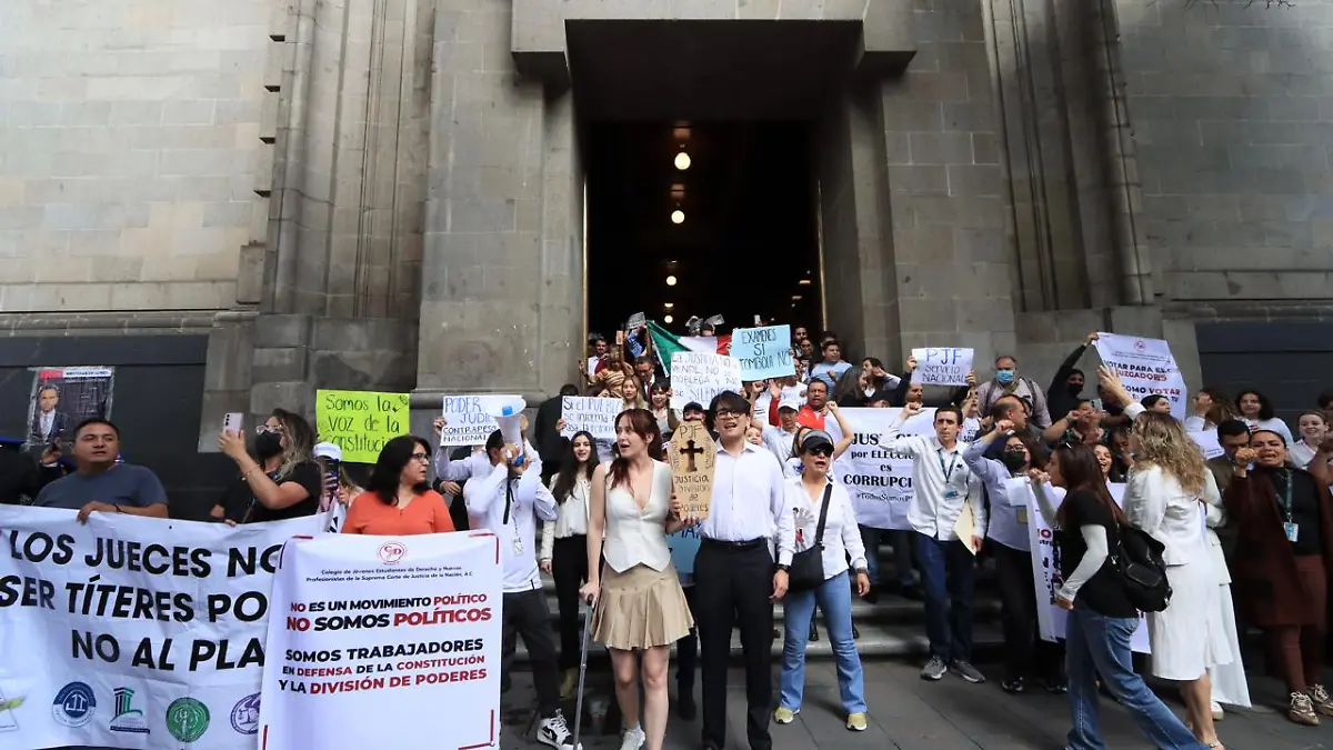 Trabajadores de la SCJN forman cadena humana (1)