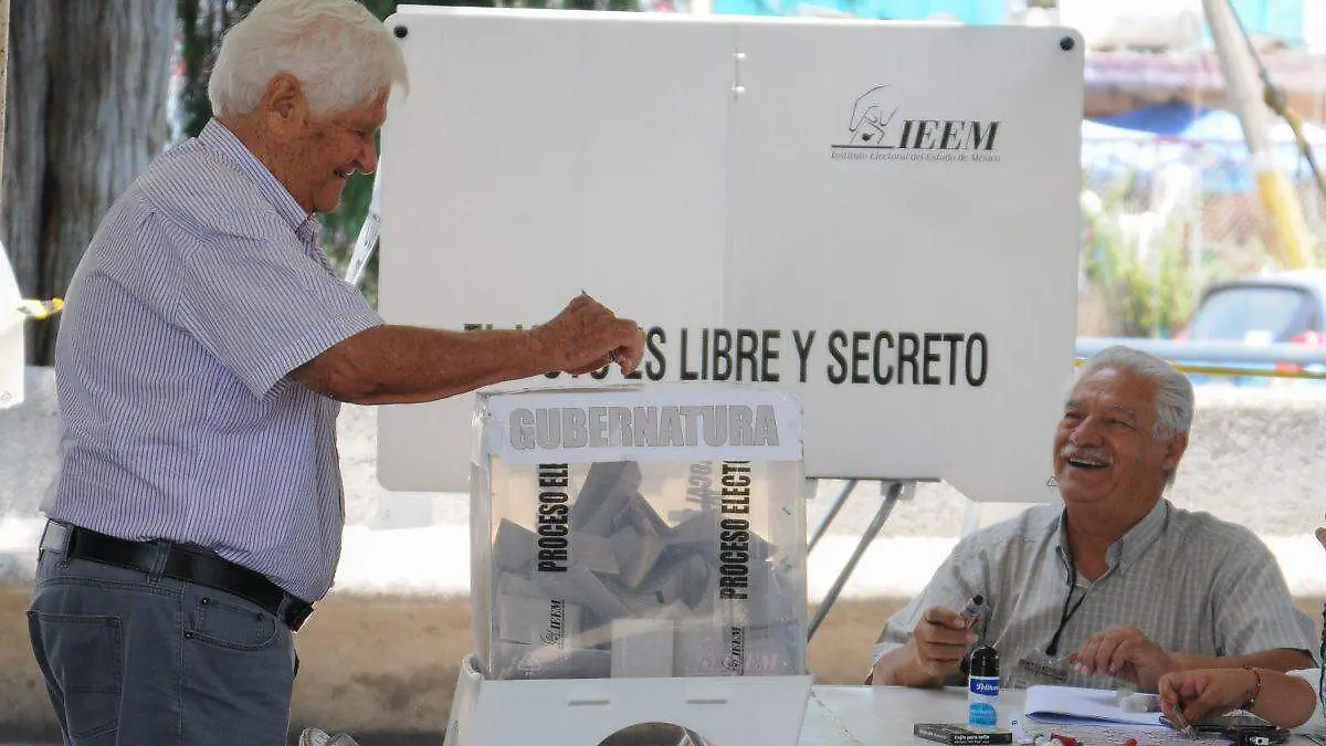adultos votando