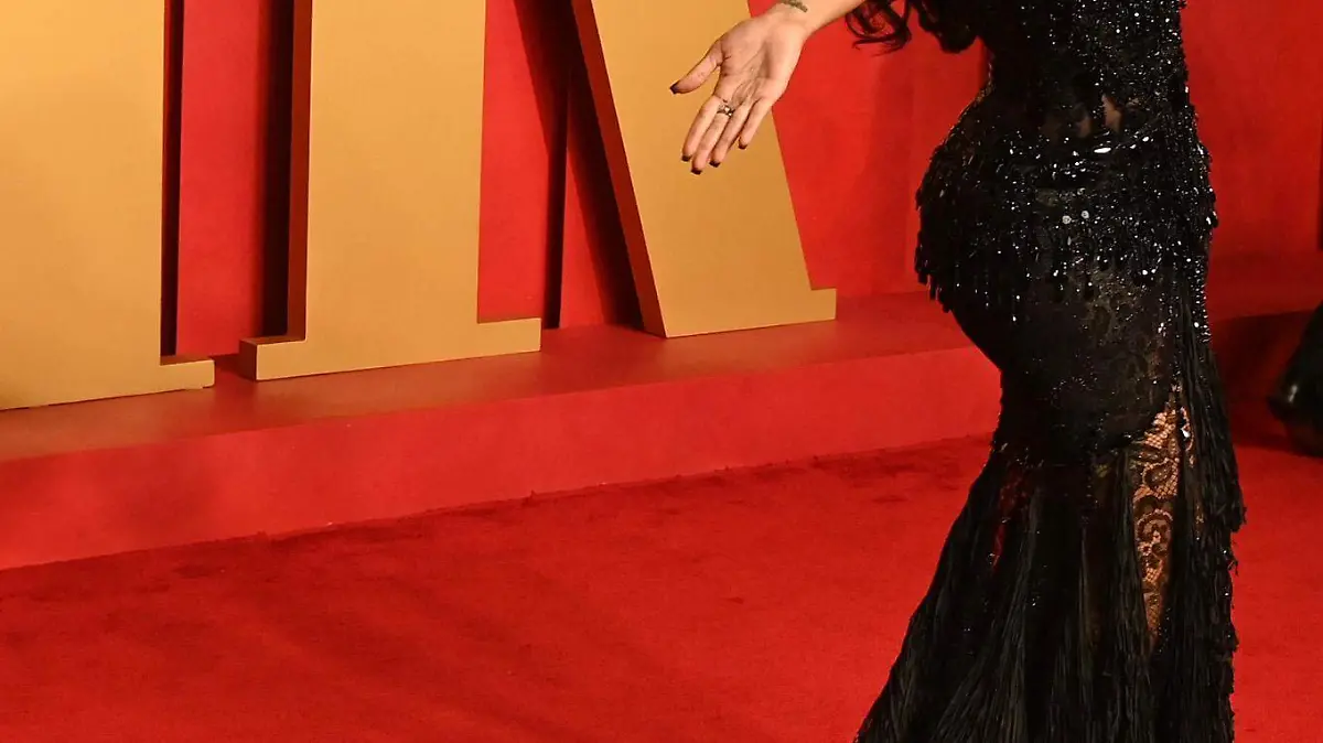 Cardi B con vestido vintage de atelier Versace de la colección de alta costura primavera/verano 2003 / AFP
