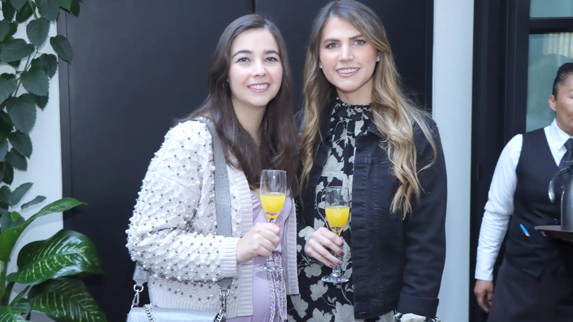 Andrea Zuckermann comparte su experiencia de vida en un brunch entre amigas