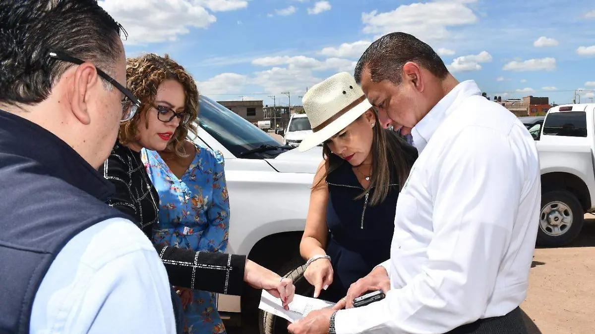 Lorena Alfaro, de Irapuato, con la gente del IMSS en el terreno- Jesús Gutiérrez- EL SOL DE IRAPUATO