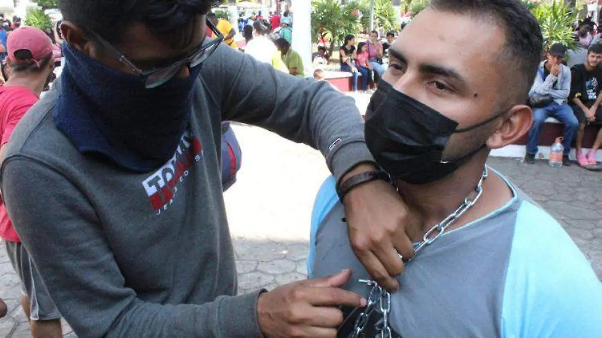 migrante encadenado pide libre transito
