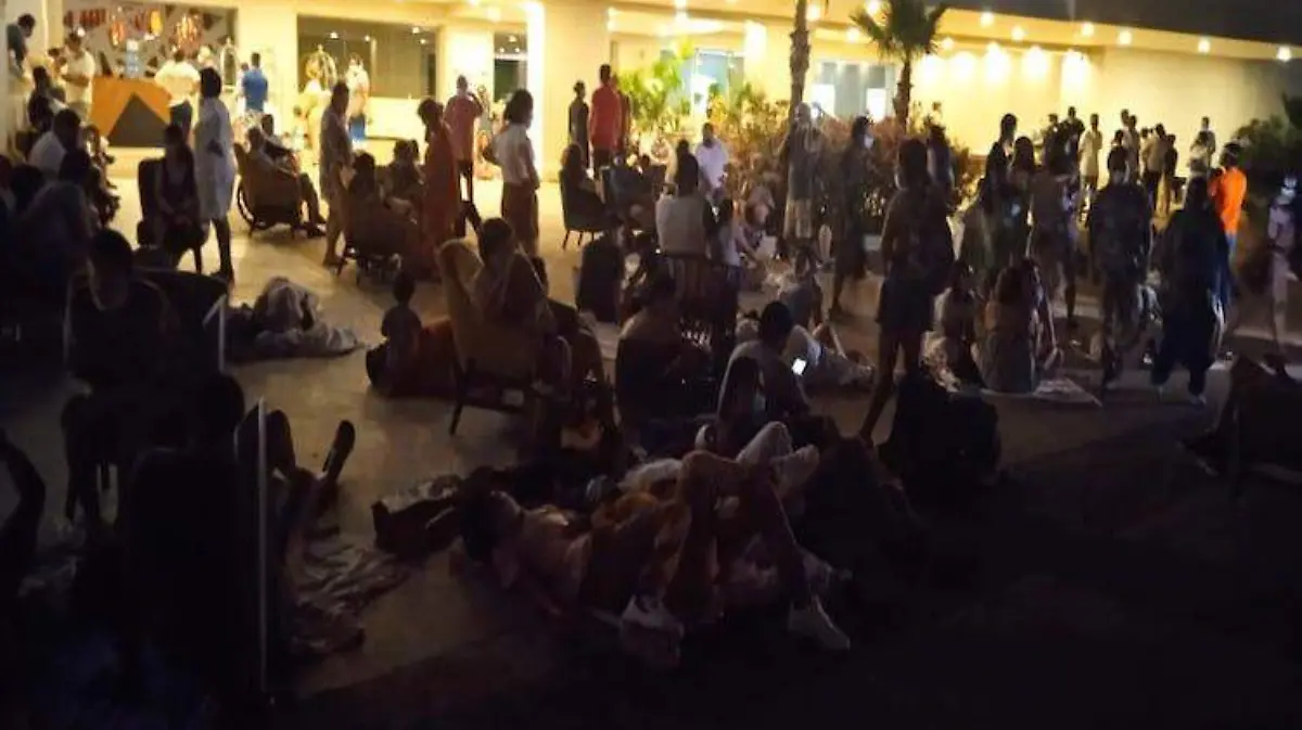 Huéspedes esperan fuera de los hoteles de Acapulco por las constantes réplicas