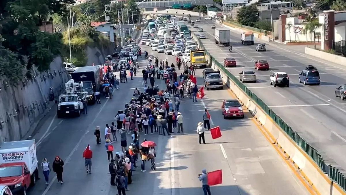 Bloqueo maestros de la CNTE 