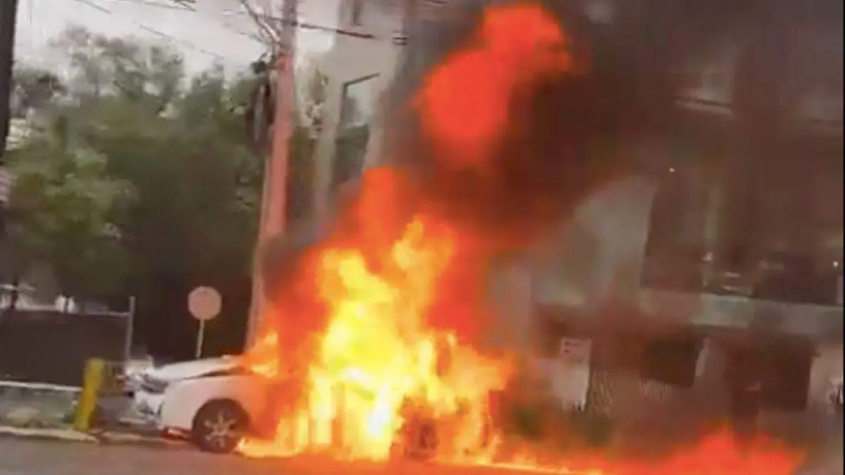Captan auto en llamas circulando por las calles de NL
