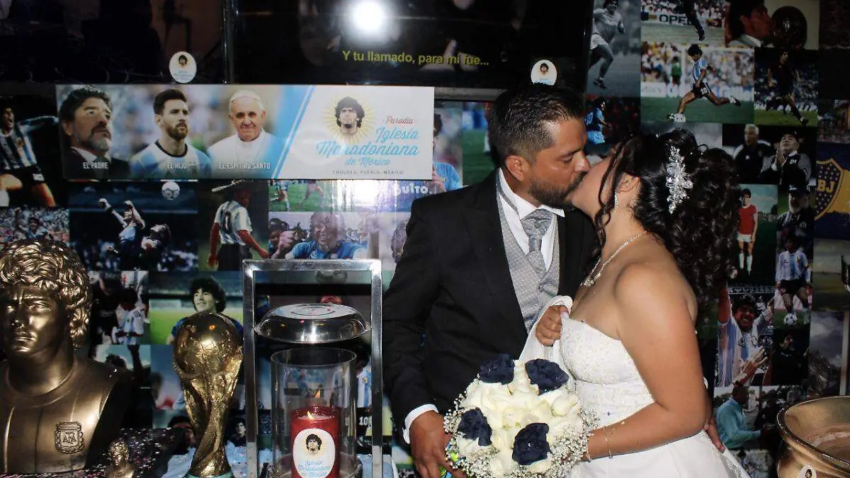 pareja realiza la primera boda en la iglesia maradoniana de Puebla